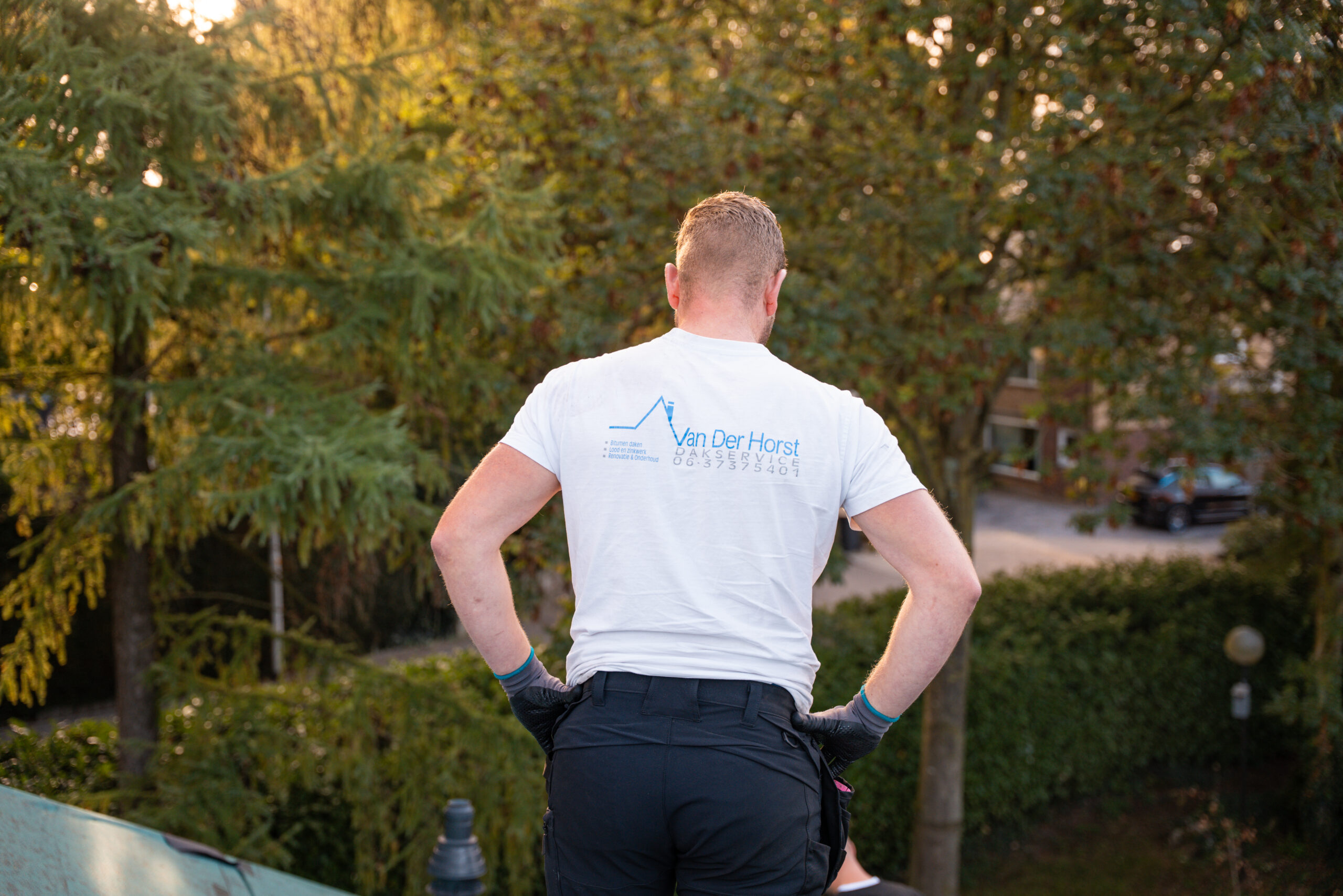 Man bezig met werken aan een dak